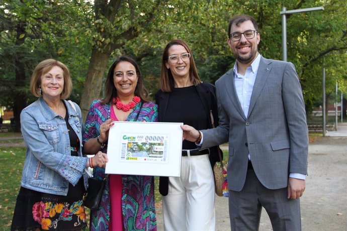 La alcaldesa de Palencia, Miriam Andrés, junto a la directora de ONCE en Palencia, Alejandra Rodríguez, y el vicepresidente del Consejo Territorial de la ONCE Castilla y León, Rodrigo Gonzalo, presentan el cupón