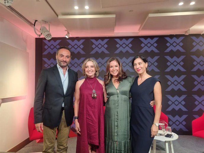 Eloísa García, segunda por la derecha, en la presentación del libro