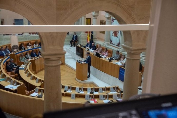 El presidente del Gobierno riojano, Gonzalo Capellán, ante el Parlamento de La Rioja