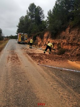 Los Bombers de la Generalitat limpian una calzada en Batea (Tarragona)