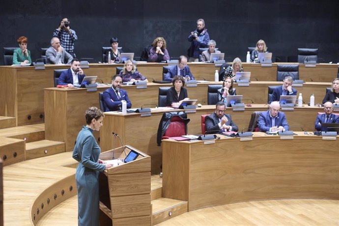 Archivo - Imagen de archivo de la presidenta del Gobierno de Navarra, María Chivite, durante su discurso en el Debate del Estado de la Comunidad en 2022.