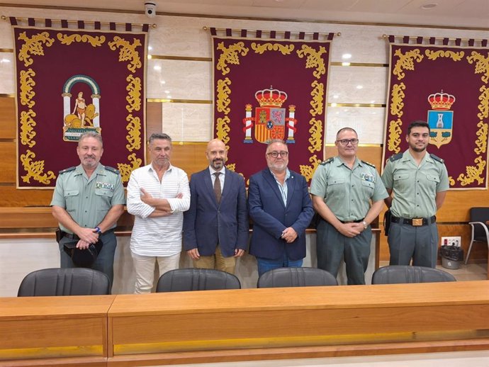 El subdelegado del Gobierno en Málaga, Javier Salas y el coronel jefe de la Comandancia en Málaga, Roberto Blanes, junto al alcalde de Alhaurín de la Torre, Joaquín Villanova, y al presidente provincial de AECC de Málaga, Joaquín Morales.