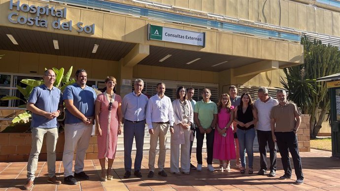 El secretario general del PSOE de Málaga, Daniel Pérez, junto a los portavoces socialistas de los municipios de la Costa del Sol Occidental, en la puerta del Hospital Costa del Sol.