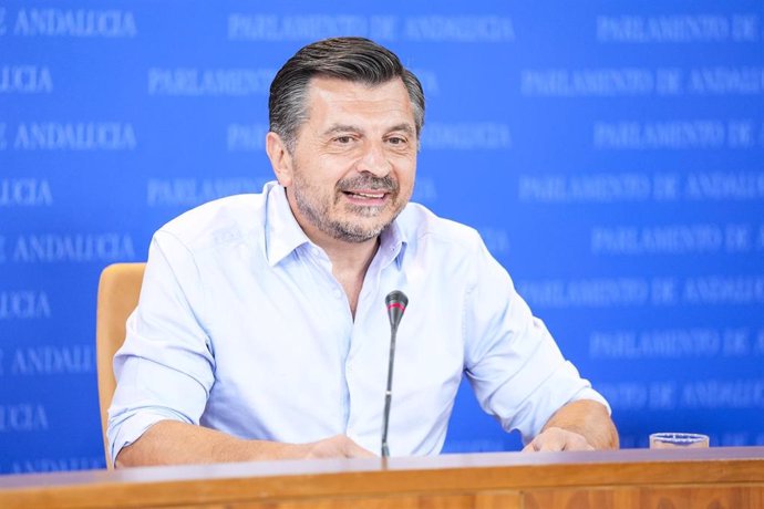 El portavoz del Grupo Parlamentario Popular, Toni Martín, durante la ronda de ruedas de prensa de portavoces de los grupos parlamentarios en el Parlamento de Andalucía, a 4 de septiembre de 2024 en Sevilla (Andalucía, España). Los portavoces de los grupos