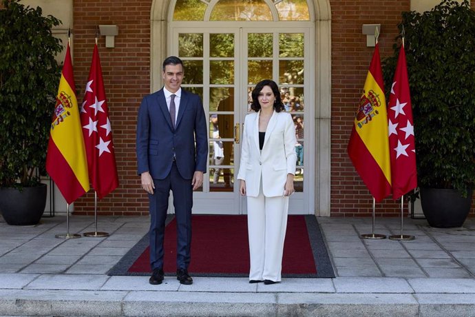 Archivo - El presidente del Gobierno, Pedro Sánchez, recibe a la presidenta de la Comunidad de Madrid, Isabel Díaz Ayuso, a 9 de julio de 2021, en el Palacio de la Moncloa, Madrid, (España). Archivo.