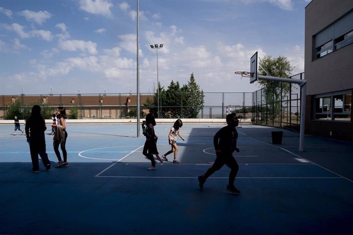 Archivo - Varios niños en el patio de un colegio público de la Comunidad de Madrid.