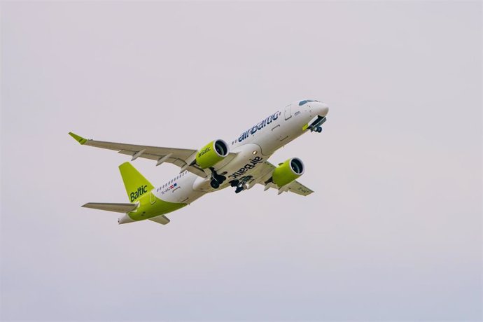 Archivo - La aerolínea letona AirBaltic amplía su red de vuelos desde ocho ciudades en España.