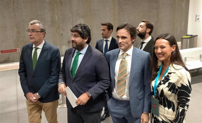 El presidente del Gobierno murciano, Fernando López Miras, segundo por la izquierda, en el acto