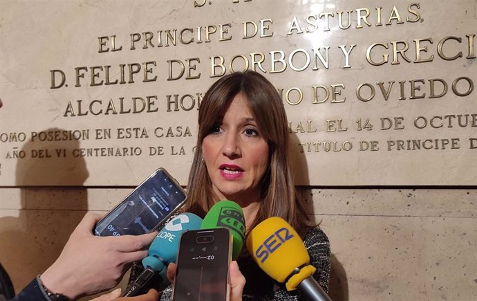 Archivo - La concejala de Economía del Ayuntamiento de Oviedo, Leticia González, atiende a los medios.