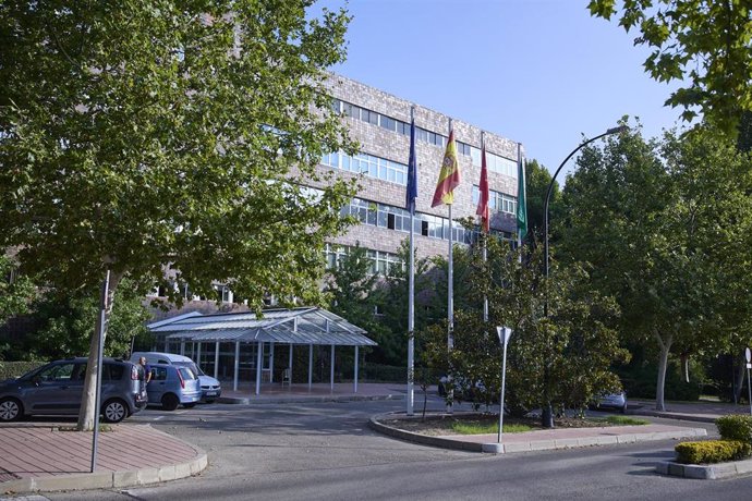 Fachada del edificio del Rectorado en el campus de la Universidad Autónoma de Madrid.