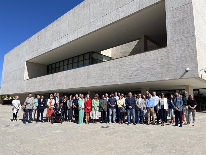 Grupos parlamentarios se reúnen para el minuto de silencio por el asesinato de una mujer de Venta de Baños  (Palencia)