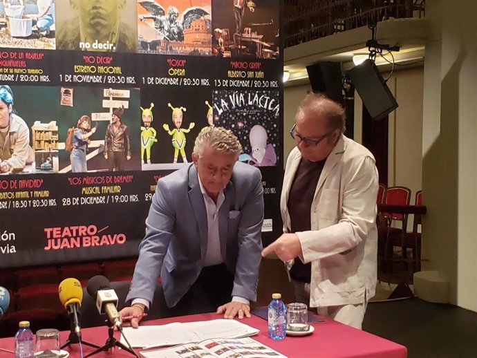 El diputado de Cultura, José María Bravo (izda), repasa la programación del trimestre con el director del Teatro Juan Bravo, Marco Antonio Costa