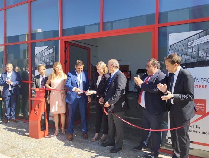 DGH Grupo, especializado en robótica, inaugura en Boecillo un centro en innovación referente para la automoción. La vicepresidenta de CyL, Isabel Blanco Llamas, junto al director general del grupo, Miguel Ángel Monje, en el momento de cortar la cinta.