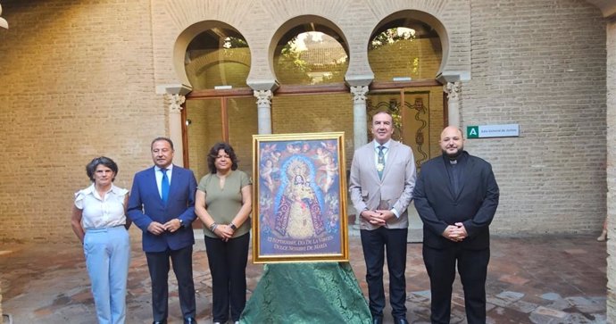 El delegado del Gobierno andaluz, la alcaldesa de Huévar, el hermano mayor y el párroco, en la presentación del cartel de las Fiestas de Gloria.