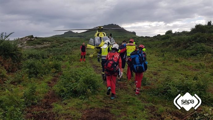 Rescatado un joven lesionado en una pierna en un tramo del Camino de Santiago en Llanes.