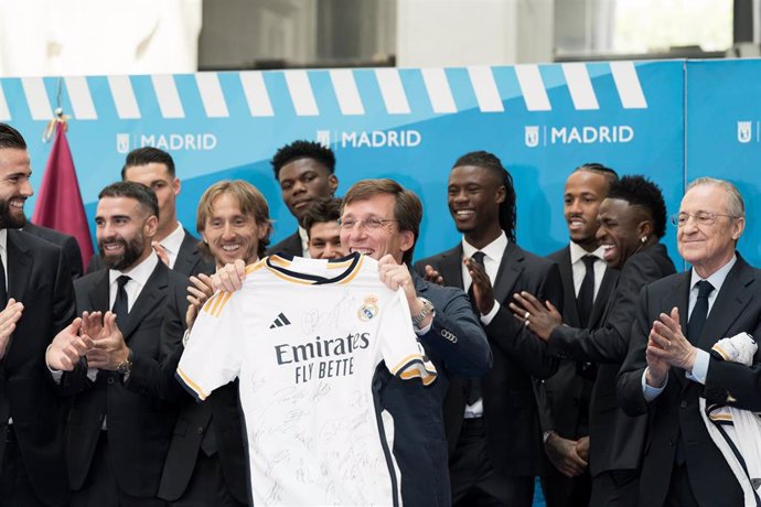 Archivo - El alcalde de Madrid, José Luis Martínez-Almeida (c), y el presidente del Real Madrid, Florentino Pérez (d), durante la recepción del Real Madrid Club de Fútbol, en el Palacio de Cibeles