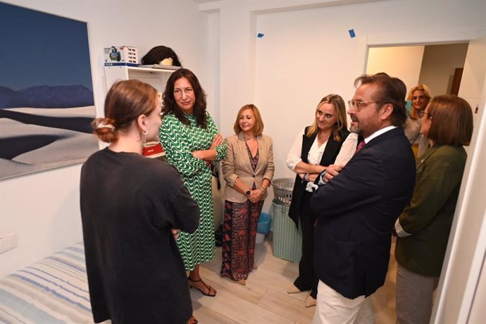 La consejera de Inclusión Social, Loles López, y la alcaldesa de Granada, Marifrán Carazo, han participado en una visita a un piso para mujeres sin hogar