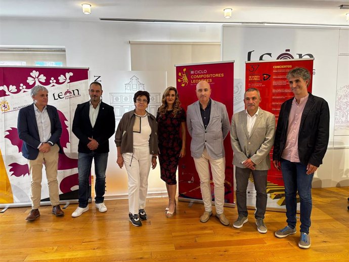 Foto de familia de los representantes institucionales y organizadores del 37º Festival de Música Española de León