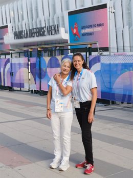 La consejera de Cultura y Deporte, Patricia del Pozo (i), junto a la exjugadora de baloncesto, Isabel Sánchez Fernández (d). A 04 de septiembre de 2024, en Nanterre, París (Francia).