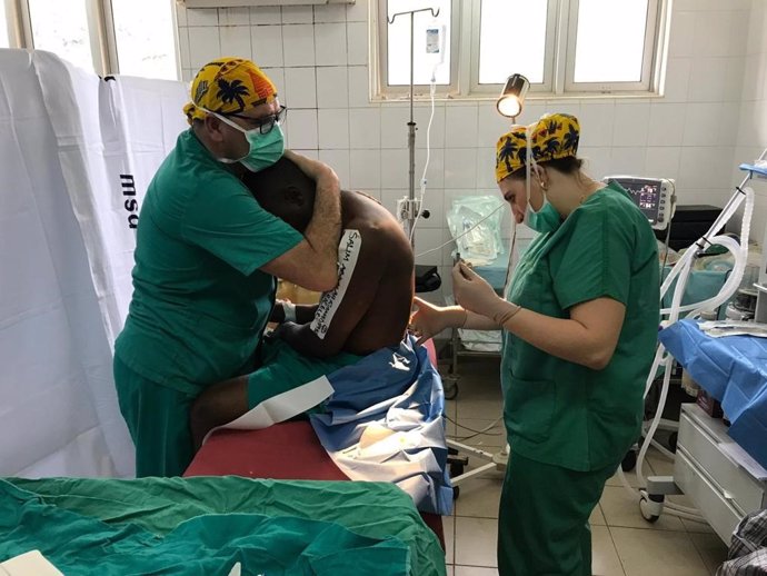 Archivo - Profesionales del Virgen del Rocío participan en la primera asignatura de Cooperación del Grado en Medicina.