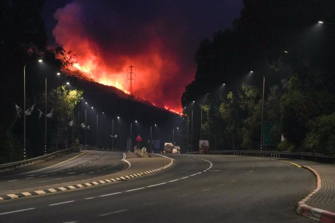 Archivo - Incendio en los alrededores de la ciudad de Kiryat Shmona, en el norte de Israel, a causa de un ataque con proyectiles del partido-milicia chií Hezbolá desde Líbano (archivo)