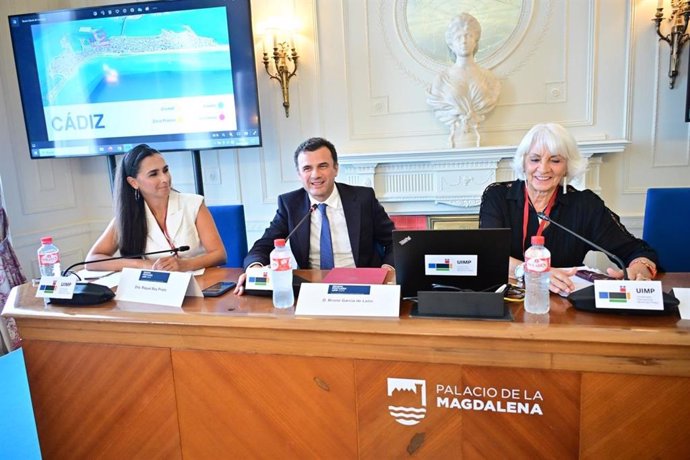 El alcalde de Cádiz, Bruno García, y la presidenta de la Autoridad Portuaria de la Bahía de Cádiz, Teófila Martínez, interviniendo en el encuentro 'Puertos comprometidos con sus ciudades' en Santander.