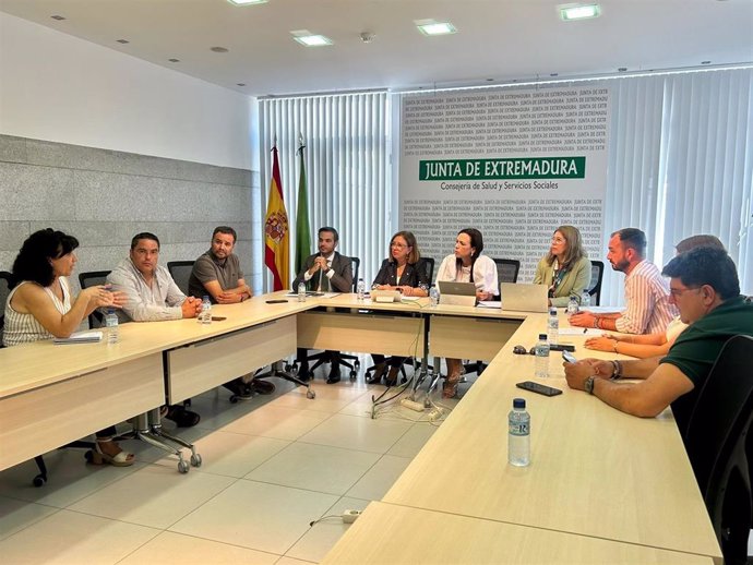 Alcaldes de municipios de Vegas Altas en la reunión con las consejera de Sanidad y Agricultura, Sara García y Mercedes Morán, respectivamente, en Mérida.