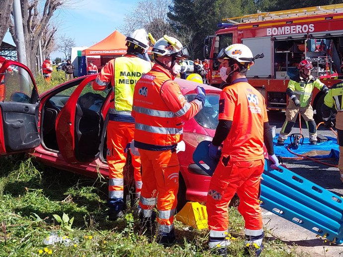 Bomberos intervienen en un accidente de tráfico.