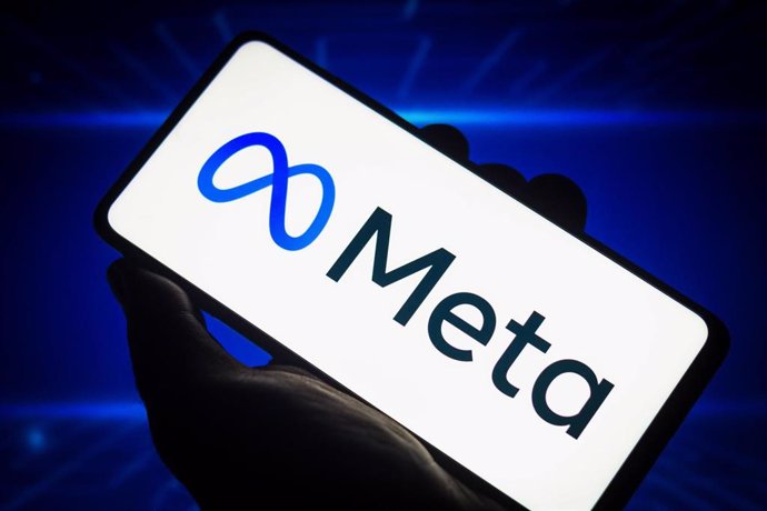 Archivo - FILED - 28 October 2021, Brazil, ---: A Meta logo is seen on a smartphone. Facebook parent company Meta has been slapped with a record fine of ·1.2 billion ($1.29 billion) for a breach of EU data laws, the Irish data protection authority DPC sai