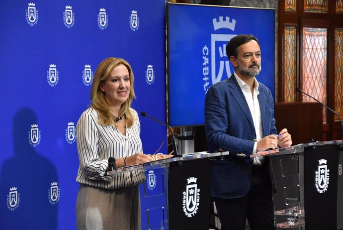 La presidenta del Cabildo de Tenerife, Rosa Dávila, y el vicepresidente, Lope Afonso, en una rueda de prensa para dar cuenta de los acuerdos adoptados en el Consejo de Gobierno