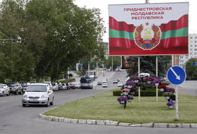 Archivo - Cartel de la bandera de la autoproclamada República de Transnistria en Tiraspol.