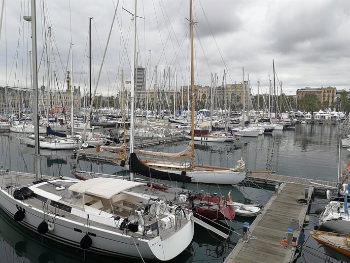 Archivo - Vista de puerto maritimo con barcos