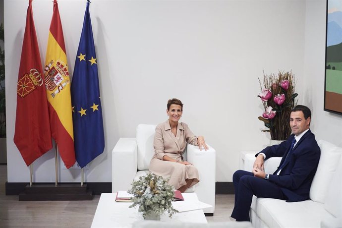 La presidenta de Navarra, María Chivite, y el lehendakari, Imanol Pradales, durante una reunión, en el Palacio de Navarra, a 4 de septiembre de 2024, en Pamplona, Navarra (España). Durante su reunión, han abordado diversas cuestiones como el modelo de fin