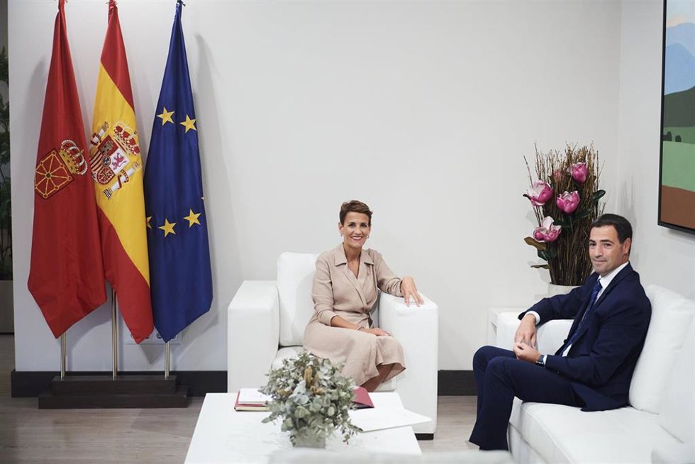 La presidenta de Navarra, María Chivite, y el lehendakari, Imanol Pradales, durante una reunión, en el Palacio de Navarra, a 4 de septiembre de 2024, en Pamplona, Navarra (España). Durante su reunión, han abordado diversas cuestiones como el modelo de f