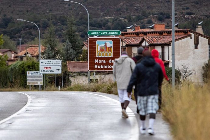 Varios migrantes con asilo pasean por las calles de Mora de Rubielos donde están acogidos en un hotel.