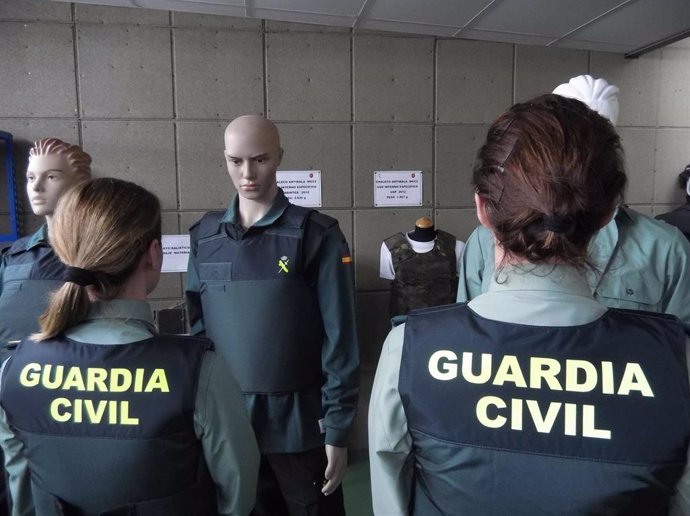 Archivo - Mujeres de la Guardia Civil con los nuevos chalecos antibalas