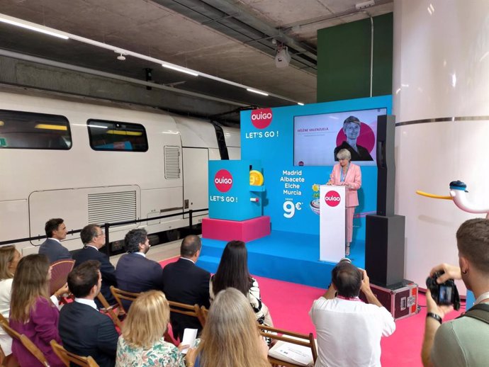 La directora general de Ouigo, Hélène Valenzuela, en el acto de inauguración de la nueva línea de alta velocidad Madrid-Elche-Murcia, operada por Ouigo