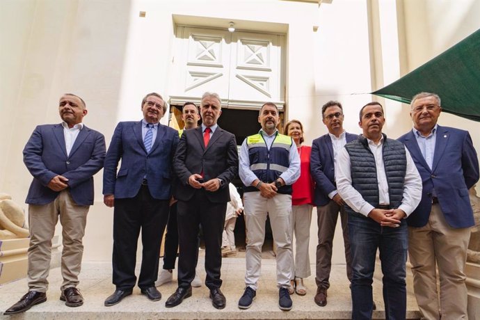 El ministro de Política Territorial y Memoria Democrática, Ángel Víctor Torres, en una visita a las obras de rehabilitación del templo masónico en Santa Cruz de Tenerife