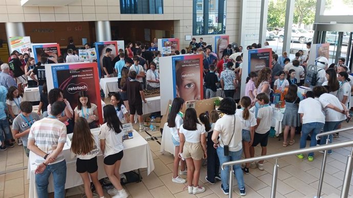 Jóvenes participan en 'Reto Tech'.