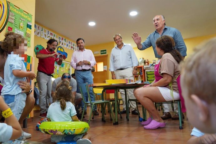 El subdelegado de la Junta de Andalucía en el Campo de Gibraltar, Javier Ros, el alcalde de Algeciras, José Ignacio Landaluce, y el concejal de Educación, Javier Vázquez, en una visita al CEI Jardilín en Algeciras.