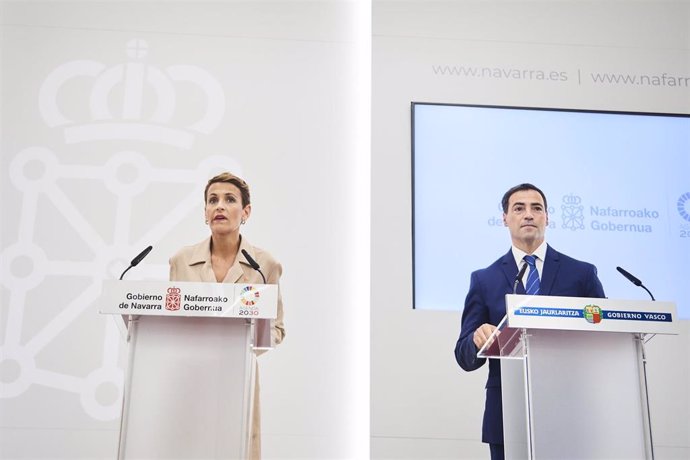 La presidenta de Navarra, María Chivite, y el lehendakari, Imanol Pradales, intervienen durante una rueda de prensa tras una reunión, en el Palacio de Navarra, a 4 de septiembre de 2024, en Pamplona, Navarra (España). Durante su reunión, han abordado dive