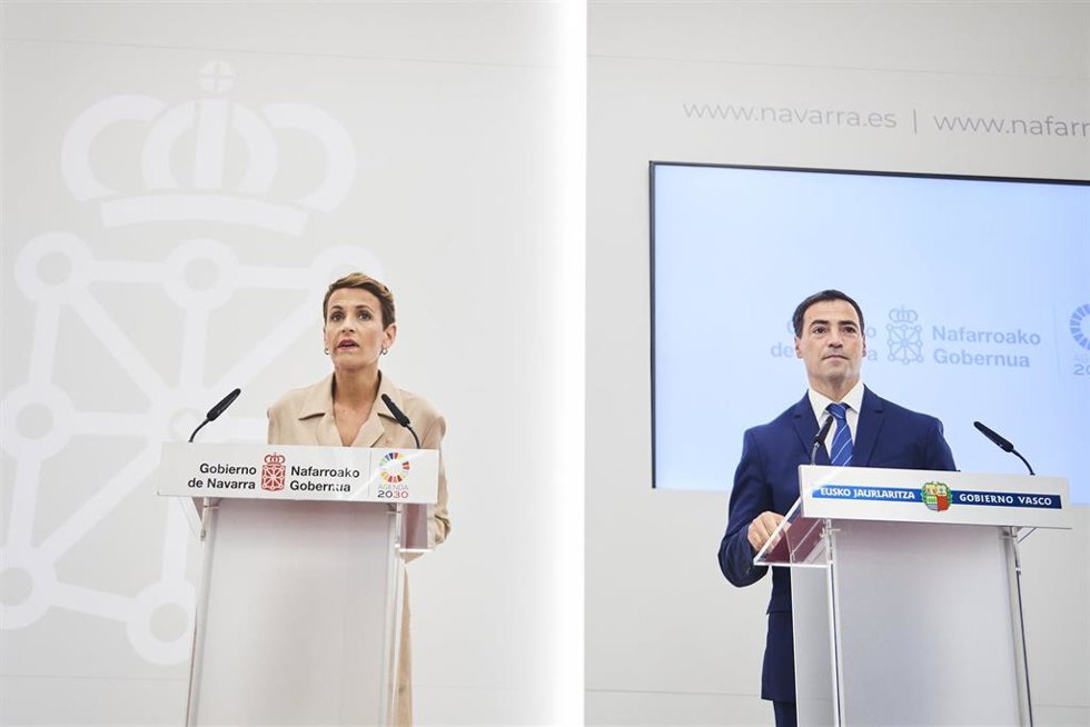La presidenta de Navarra, María Chivite, y el lehendakari, Imanol Pradales, intervienen durante una rueda de prensa tras una reunión, en el Palacio de Navarra, a 4 de septiembre de 2024, en Pamplona, Navarra (España). Durante su reunión, han abordado di