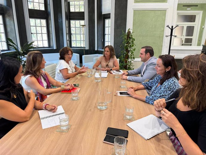 La consejera de Sostenibilidad, Catalina García, con las representantes de la Asociación Andaluza de Mujeres Empresarias del Sector del Medio Ambiente (Ansemac).