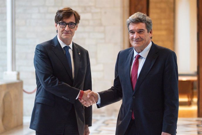 El ministro para la Transformación Digital y de la Función Pública, José Luis Escrivá (d), durante una reunión con el presidente de la Generalitat, Salvador Illa (i), en el Palau de la Generalitat, a 4 de septiembre de 2024