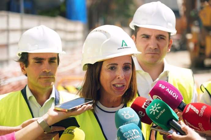 La consejera de Fomento, Articulación del Territorio y Vivienda, Rocío Díaz, atiende a los medios en el marco de una visita las obras de prolongación del metro de Málaga al nuevo hospital