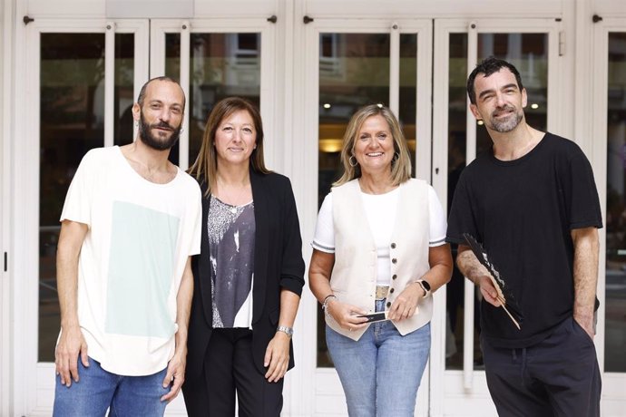 La alcaldesa de Barakaldo, Amaia del Campo, y la directora del Teatro Barakaldo, Ana López Asensio.