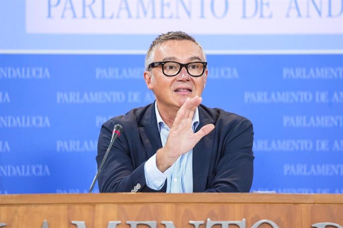 El portavoz del Grupo Parlamentario Vox, Manuel Gavira, durante la ronda de ruedas de prensa de portavoces de los grupos parlamentarios en el Parlamento de Andalucía, a 4 de septiembre de 2024 en Sevilla (Andalucía, España). Los portavoces de los grupos p