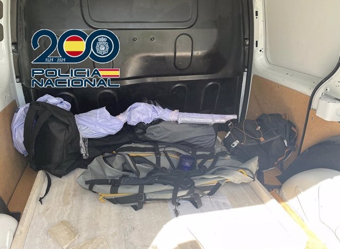 El 25 de febrero el grupo simuló un operativo policial cortando la autovía A7 en Marbella, donde interceptaron una furgoneta, golpearon a su conductor y robaron el vehículo en el que había 300.000 euros en un doble fondo.