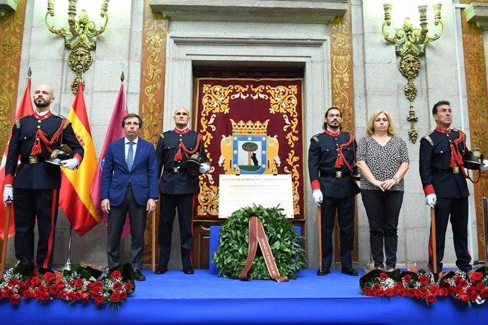 El alcalde de Madrid, José Luis Martínez-Almeida y la vicealcaldesa de Madrid, Inmaculada Sanz durante el homenaje a los diez bomberos fallecidos en el siniestro de los Almacenes Arias, en su 37 aniversario, a 4 de septiembre de 2024, en Madrid (España)