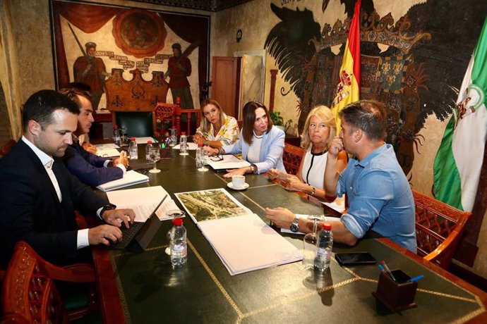 La consejera de Fomento, Articulación del Territorio de Vivienda, Rocío Díaz, en una reunión de trabajo con la alcaldesa de Marbella, Ángeles Muñoz, entre ortos